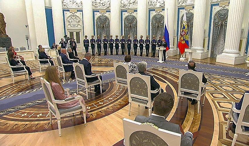 В Кремле состоялась церемония награждения лауреатов Государственной премии РФ в области науки и технологий, литературы и искусства и гуманитарной деятельности за 2019 год